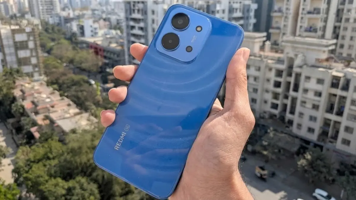 Redmi 15C 5G Blue Color Phone in Hand - Mobile Technician Review in Telugu regarding 6000mAh Battery and Display