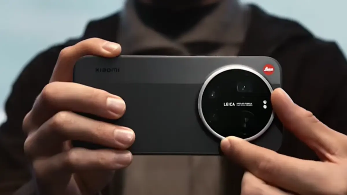 Xiaomi 17 Ultra green leather back panel with massive Leica camera module and rotating ring design.