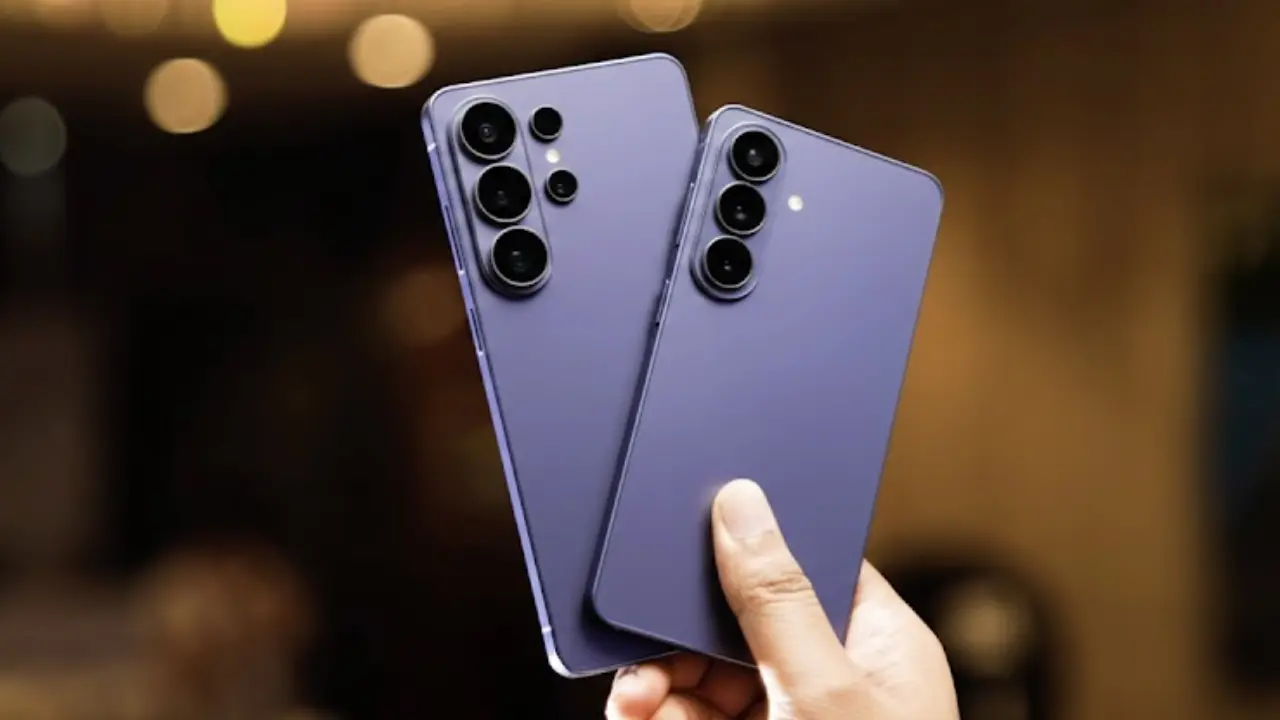 Ultra-slim Samsung Galaxy S26 smartphone in matte black resting on a dark desk, highlighting the 25W charging and Exynos processor specifications for Telugu tech review.